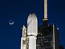 Raketa Falcon 9 s msíním modulem Nova-C pipravená va tvrtení start mise...