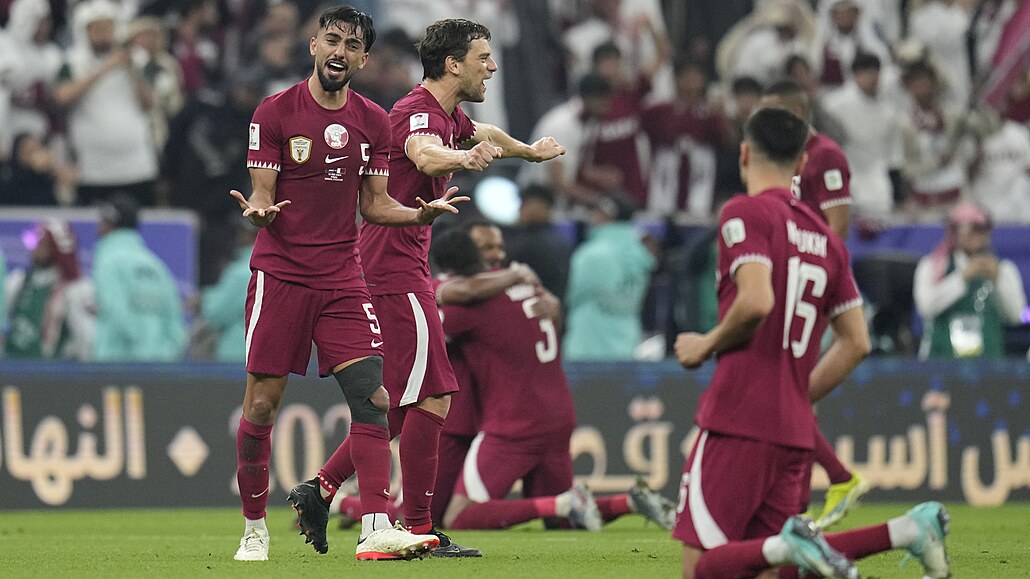 Fotbalisté Kataru oslavují triumf v Asijském poháru.