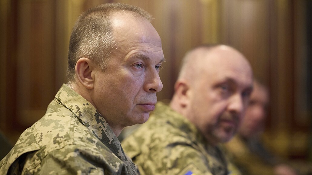 Velitel ukrajinských ozbrojených sil Oleksandr Syrskyj bhem setkání s novým...
