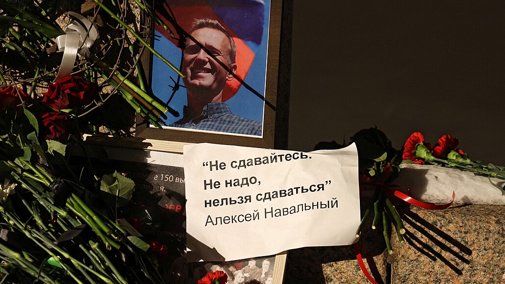 Lidé pokládají kvtiny k památníku obtem politických represí v Petrohrad po...