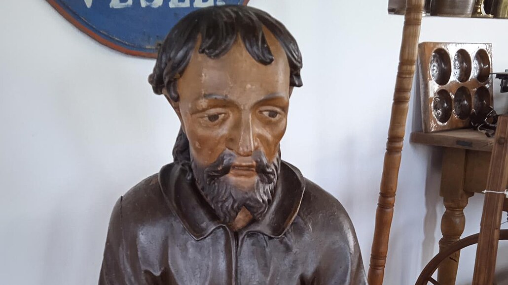 D�ev�ná socha apo�tola ze 17. století se �adí mezi kulturní památky.