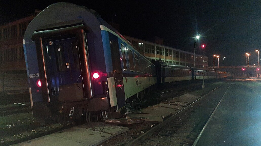 Pi posunu vlaku na zlínském nádraí vykolejily dva prázdné vagóny. (13. února...