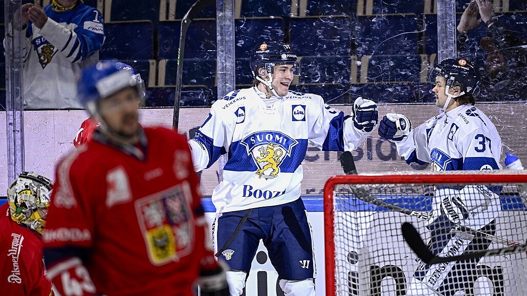 Finští hokejisté se radují z gólu do české sítě.
