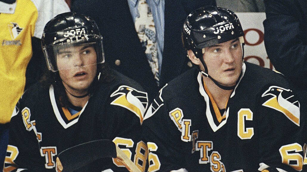 LEGENDÁRNÍ DUO. Útoníci Jaromír Jágr (68) a Mario Lemieux na stídace...