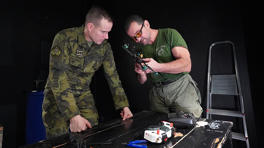 �éf armády generálporu�ík Karel �ehka a populární herec Ond�ej Vetchý si...