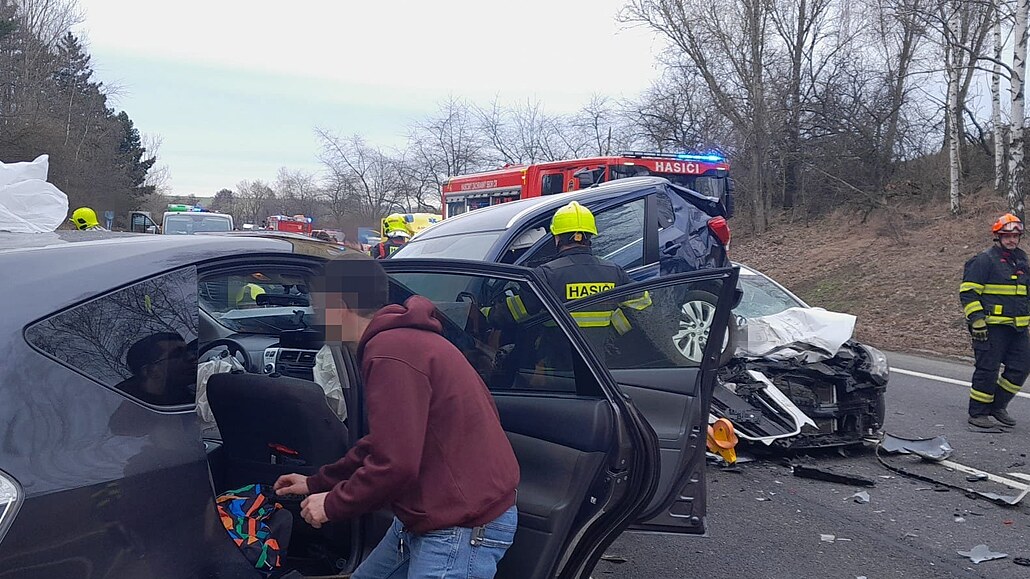 Nehoda u Bystřice na Benešovsku, při které se zranilo šest lidí (10. února...