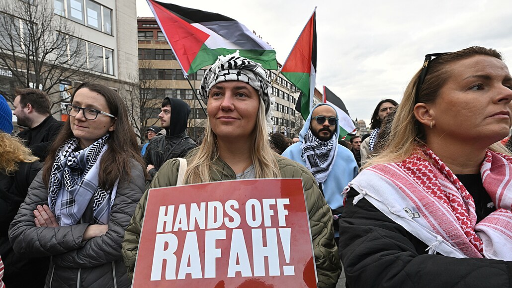 Stovky lidí v Praze pily podpoit Palestinu. Demonstranti poadovali zejména...