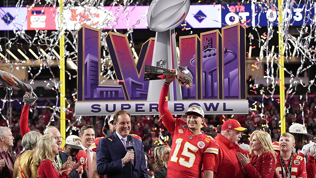 Quarterback Kansasu Patrick Mahomes s trofejí pro vítěze Super Bowlu.