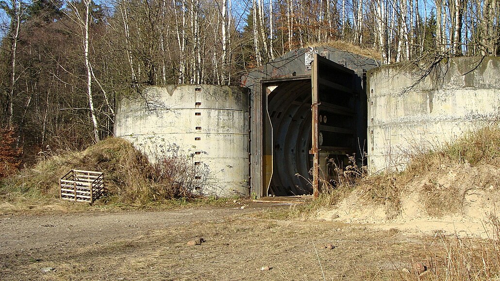 Jeden z dochovaných palpost� pro sov�tské rakety ve vojenském výcvikovém...