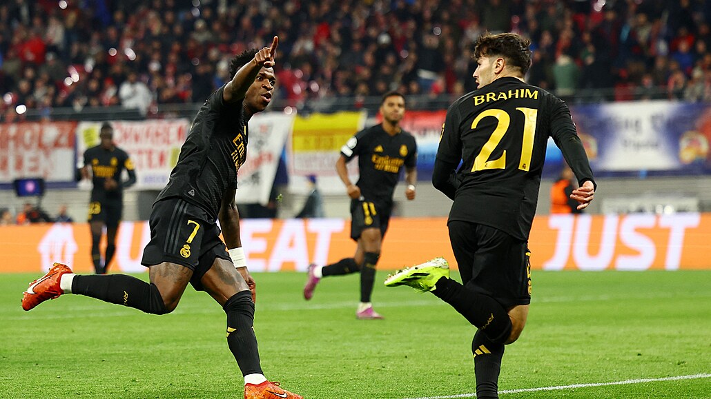 Brahim Díaz (21) slaví se spoluhrá�i z Realu Madrid gól do sít� Lipska.