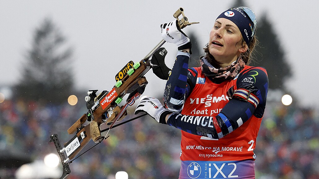 Francouzská biatlonistka Justine Braisazová-Bouchetová na st�elnici v Novém...