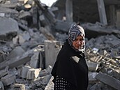Palestinská žena na místě izraelského útoku na dům v Rafáhu na jihu Pásma Gazy...