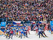 DO BOJE. Biatlonistky s vyprodanými tribunami v zádech vyráí na tra závodu s...