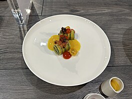 Veganský p�edkrm: rolky z marinované cukety pln�né quinoou a cuketou, raj�atová...