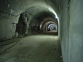 Z podzemní baterie kanón V-3, je mly být umístny v pevnosti Mimoyecques,...