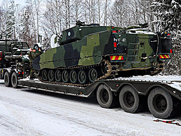 Bojové vozidlo pchoty CV9030 FIN na návsovém podvalníku