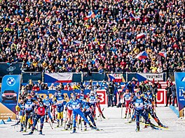 DO BOJE. Biatlonistky s vyprodanými tribunami v zádech vyrá�í na tra� závodu s...