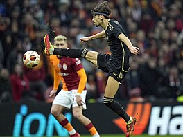 Veljko Birman�evi� si zpracovává mí� b�hem utkání Sparty proti Galatasarayi ve...