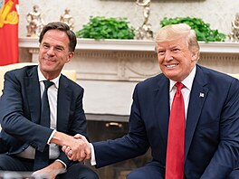 Nizozemský premiér Mark Rutte s n�kdej�ím americkým prezidentem Donaldem...