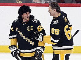 Sidney Crosby (vlevo) z Pittsburgh Penguins si na Jaromíra Jágra jen hraje,...