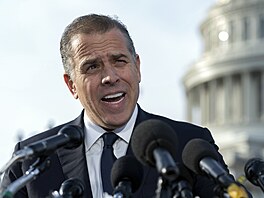 Syn amerického prezidenta Hunter Biden ve Washingtonu mluví k noviná��m. (13....