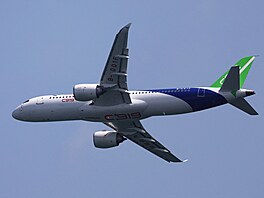 Letoun Comac C919 p�ilétá na leteckou p�ehlídku v Singapuru (18. února 2024)