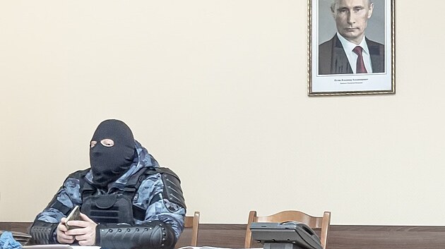 Putin a omonovec. Dmitrij Markov svou slavnou fotku z policejní služebny...