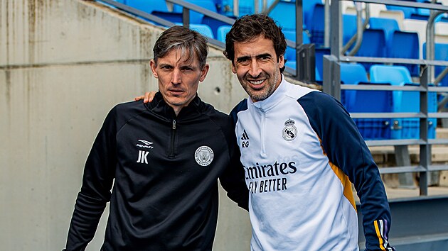 Vy�kovsk� tren�r Jan Kamen�k (vlevo) se �pan�lskou legendou Ra�lem, b�val�m �to�n�kem Realu Madrid a nyn� kou�em jeho rezervn�ho t�mu.