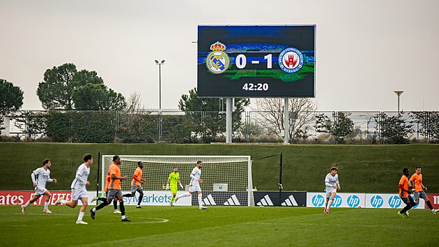 Momentka ze zpasu fotbalist Vykova (v oranovm) a bka Realu Madrid, kte spolu 13. nora 2024 remizovali 1:1.