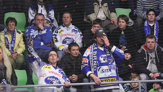Fanouek Miloslav Knor, pezdvan Lachtan, s dojetm sleduje prvn postup hokejist Komety Brno do play off po nvratu do extraligy v roce 2009. Kometa se ho dokala v roce 2012, potvrdila ho na stadionu v Mlad Boleslavi, kde Knor na tribun nemohl chybt.