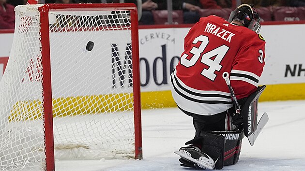 Brank Chicago Blackhawks Petr Mrzek inkasuje bhem utkn s New York Rangers.