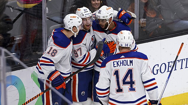 Hokejist Edmonton Oilers slav gl proti Anaheim Ducks.