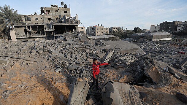 Palestinci si prohlížejí místo izraelského útoku na dům v Rafáhu na jihu Pásma Gazy. (12. února 2024)