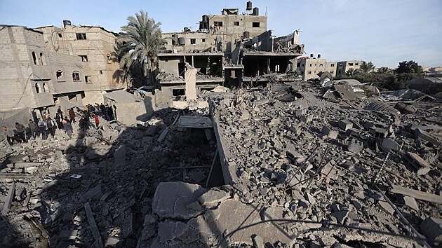 Palestinci si prohlížejí místo izraelského útoku na dům v Rafáhu na jihu Pásma Gazy. (12. února 2024).