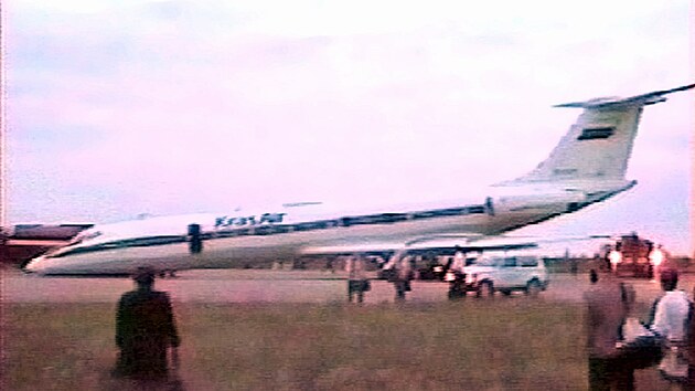 Na snmku pozenm ze zznamu amatrskho kameramana je rusk letadlo Tu-134 spolenosti KrasAir, kter bylo kvli porouchanmu podvozku 16. ervence rno s tiasedmdesti cestujcmi na palub nuceno nouzov pistt na letiti v Irkutsku. (16. ervence 2002)