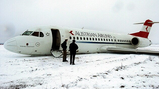 Letadlo Fokker-70 rakousk leteck spolenosti AUA muselo kvli problmm s vysunutm podvozku nouzov pistt na zasnenm poli pobl Erdingu u Mnichova. Nehoda si nevydala dn obti na ivotech, ale nejmn ti osoby z 35 lid na palub utrply lehk zrann. (5. ledna 2004)