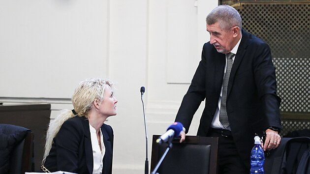 Babi se domlouv s Janou Nagyovou u soudu v kauze ap hnzdo. (14. nora 2024)