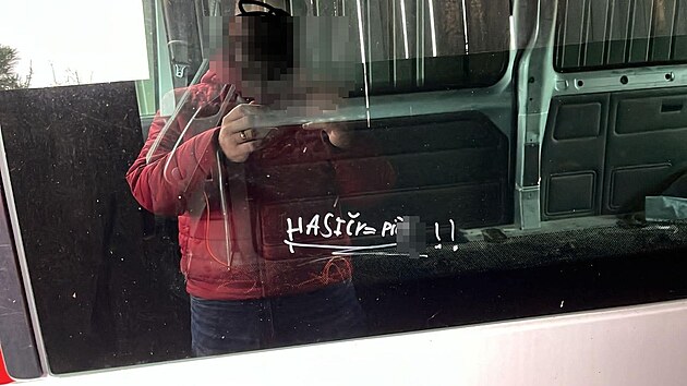 Hasii v Bohuslavicch na umpersku maj fotografii vandala, kter jim posprejoval auto. Na facebooku ho vyzvali, aby se jim sm pihlsil.
