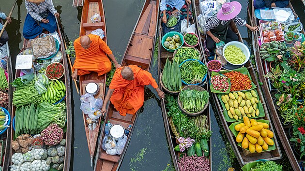 Jednou z proslavených atrakcí Thajska je bezpochyby plovoucí trh Damnoen Saduak.