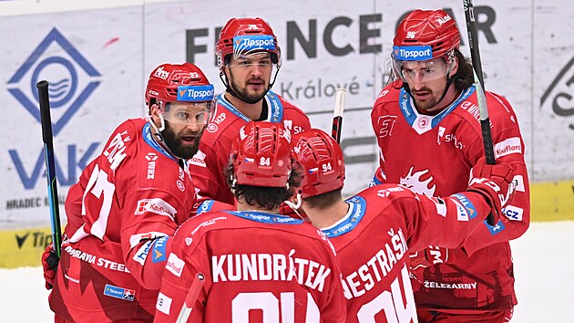 T�ine�t� hokejist� se raduj� po vst�elen�m g�lu.