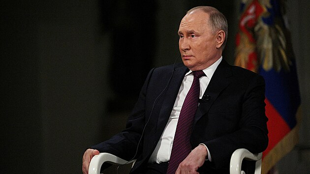 Rozhovor americkho modertora Tuckera Carlsona s ruskm prezidentem Vladimirem Putinem v Moskv (8. nora 2024)