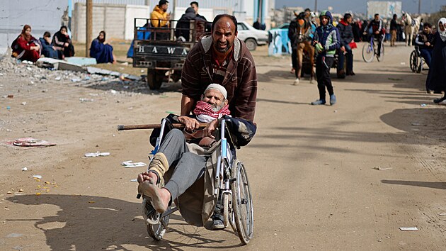 Palestinci pichzej do msta Rafh pot, co byli evakuovni z Nsirovy nemocnice ve mst Chn Jnis kvli izraelsk pozemn operaci. (15. nora 2024)