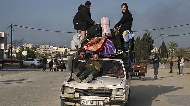 Palestinci přicházejí do města Rafáh poté, co byli evakuováni z Násirovy nemocnice ve městě Chán Júnis kvůli izraelské pozemní operaci. (15. února 2024)