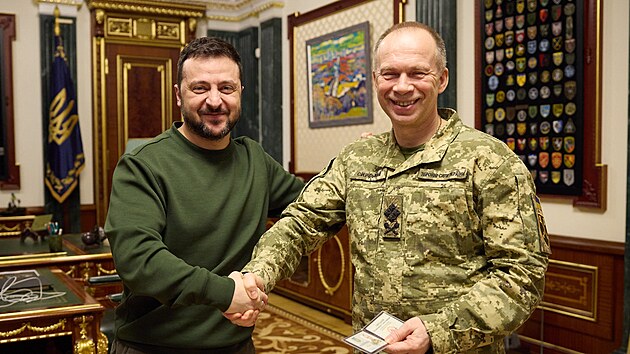 Ukrajinsk� prezident Volodymyr Zelenskyj a velitel ukrajinsk�ch ozbrojen�ch sil Oleksandr Syrskyj b�hem setk�n� s nov�m t�mem vojensk�ho veden� v Kyjev� (10. �nora 2024)