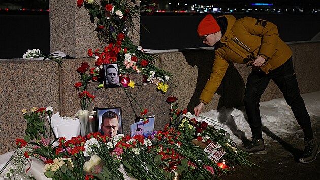 Lid pokldaj kvtiny k pamtnku obtem politickch repres v Petrohrad po smrti ruskho opozinho pedka Alexeje Navalnho. (16. nora 2024)