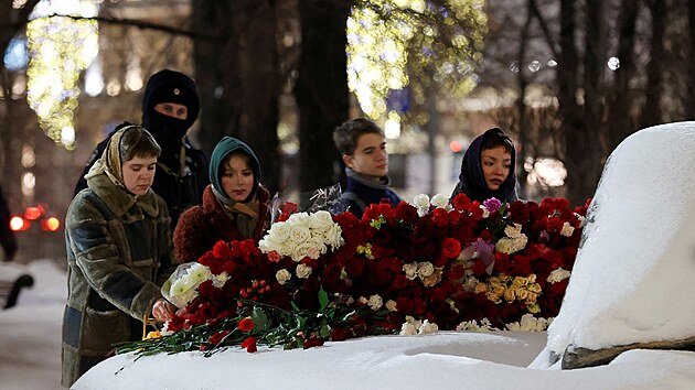 Lid pokldaj kvtiny k pamtnku obtem politickch repres v Moskv po smrti ruskho opozinho pedka Alexeje Navalnho. (16. nora 2024)