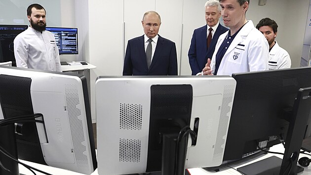 Rusk prezident Vladimir Putin poslouch vklad pi nvtv Centra diagnostiky a telemedicny v Moskv. (14. nora 2024)