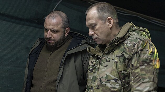 Vrchn velitel ozbrojench sil Ukrajiny Oleksandr Syrskyj a ukrajinsk ministr obrany Rustem Umerov pi nvtv frontovch pozic (14. nora 2024)