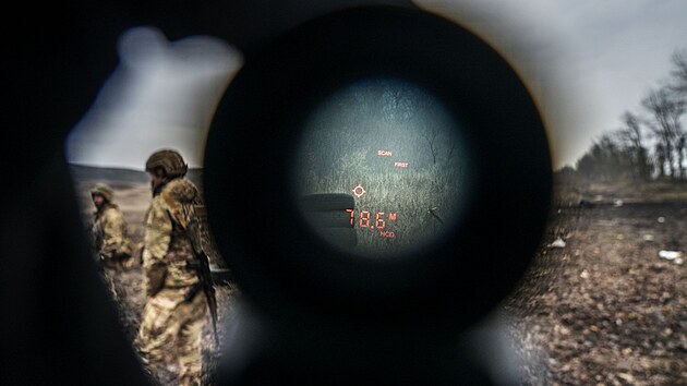 Ukrajinsk� voj�k se b�hem v�cviku d�v� dalekohledem na st�elnici na bl�e neur�en�m m�st� v Don�ck� oblasti na Ukrajin�. (13. �nora 2024)