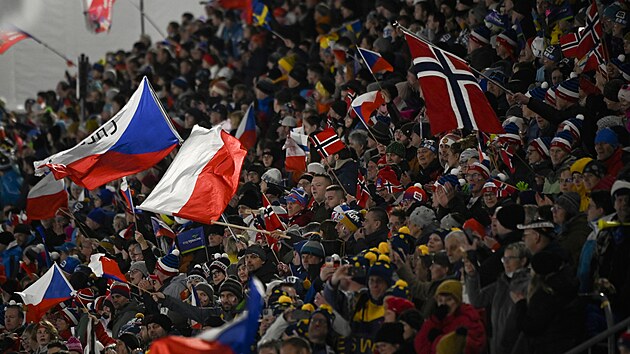 Na ned�ln� st�hac� z�vody �en a mu�� do Nov�ho M�sta na Morav� dorazilo p�es 27 tis�c fanou�k�, celkov� za v�kend Vyso�ina Arenu nav�t�vilo 54 tis�c div�k�.